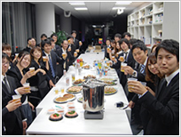 社員誕生日お祝い風景