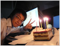社員誕生日お祝い風景